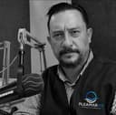 Retrato de César Esparza — periodista y fundador de Pleamar MX.